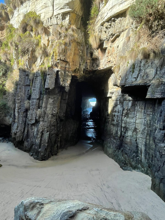 Remarkable Cave, Maingon Bay